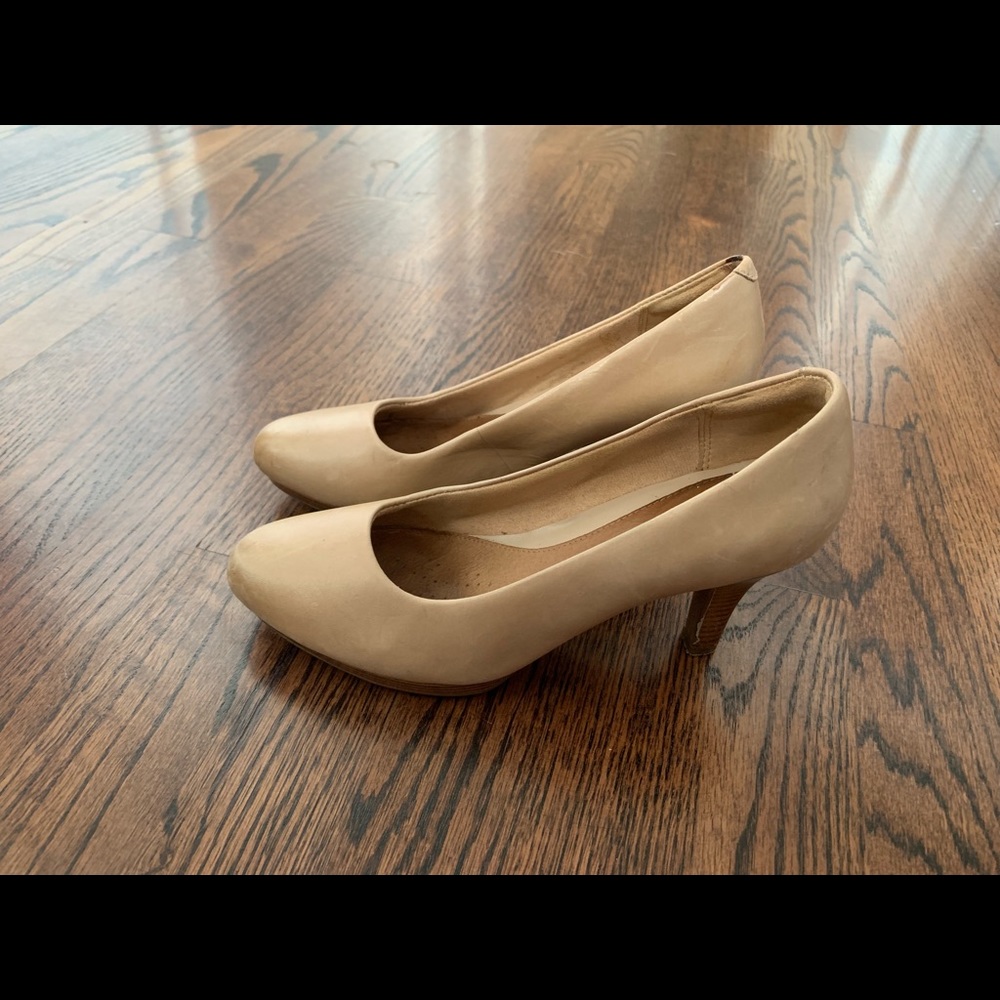 Clarks Artisan Nude Leather Pumps